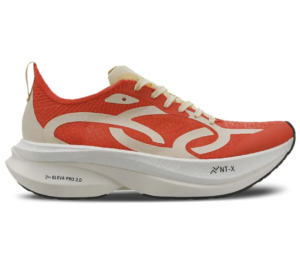 Imagem do tênis Olympikus Corre Grafeno 3 da cor laranja com grafia na cor creme.