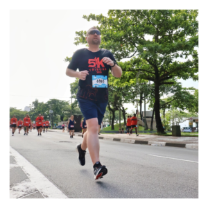 Foto correndo na prova 5K Tribuna FM de dezembro de 2025.